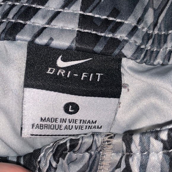 Nike Dry Fit Basketball Shorts-Large (Boys) - Picture 2 of 6